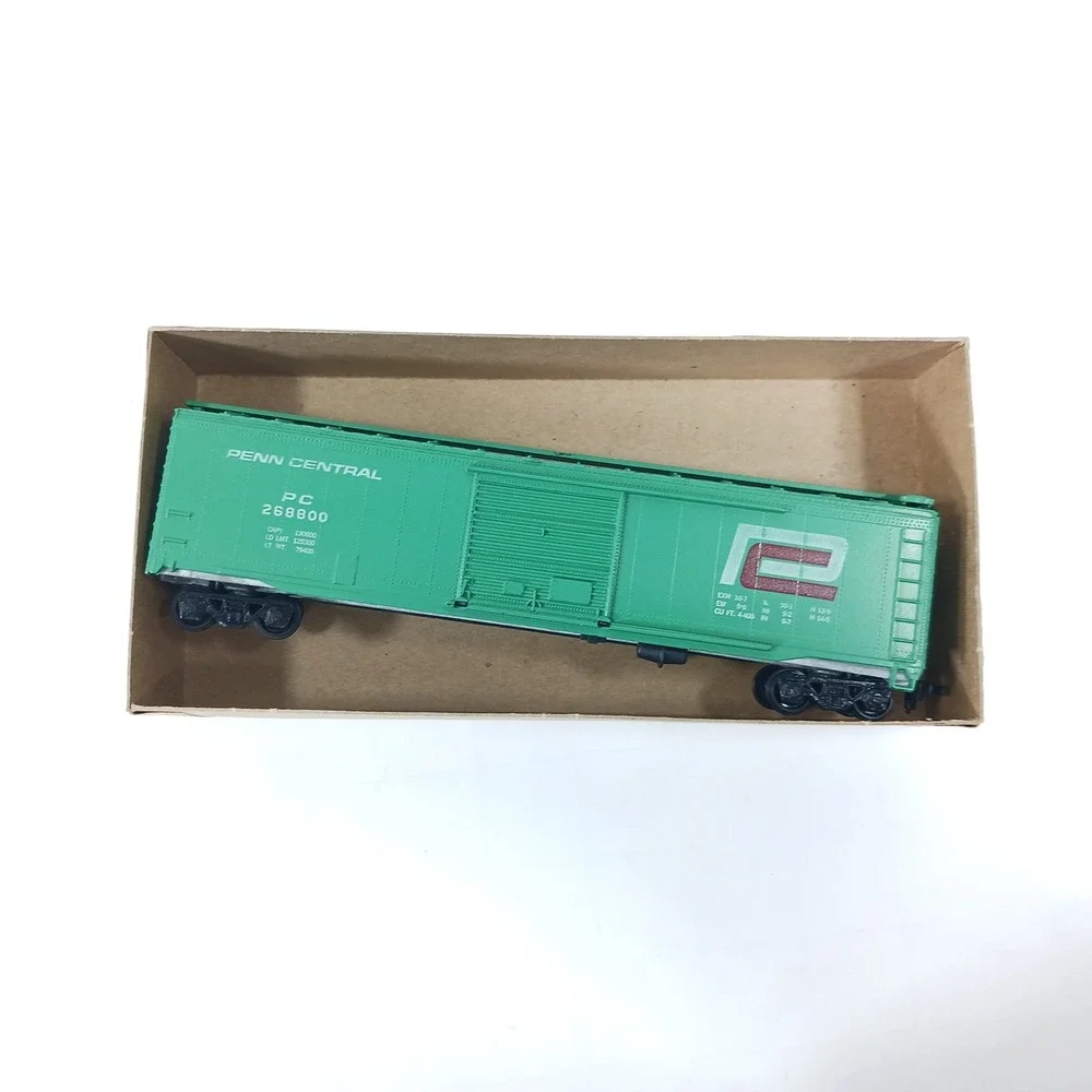 Athearn HO Scale Penn Central 50 Ft Plug Door Box Car PC 268800 Green 1327